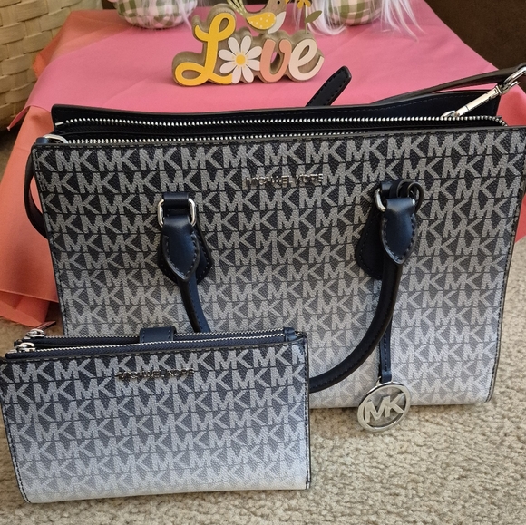 Michael Kors Handbags - GREAT CONDITION...Michael Kors Gray/Black Signature Tote with Matching Wristlet